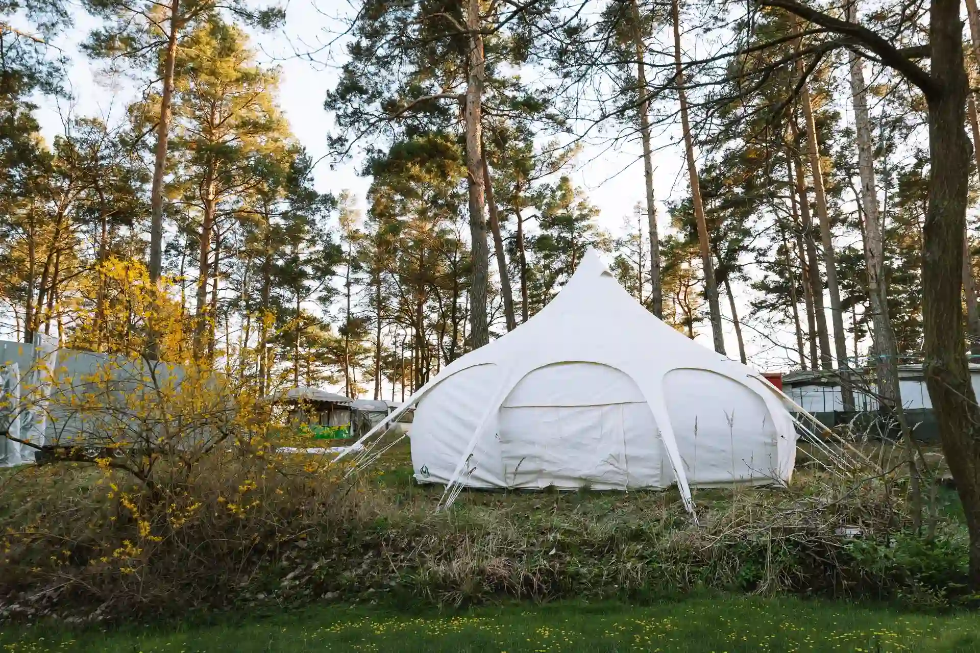 Camping-gîte · Dormir dehors. Étonnez-vous à l'intérieur.